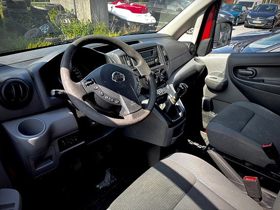 Nissan NV200 8 of 9
