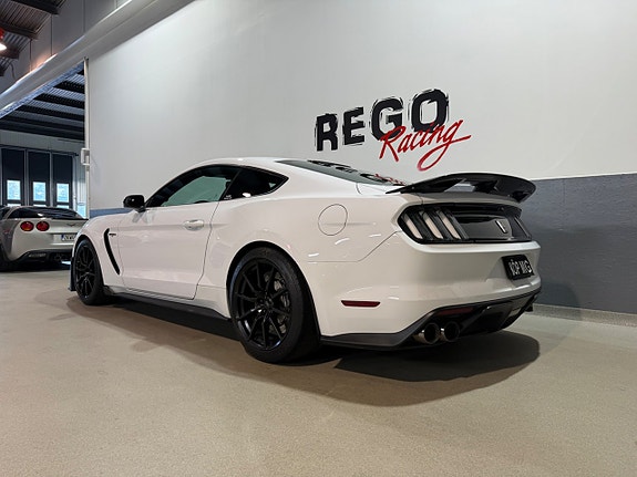 Ford Mustang 4 of 5