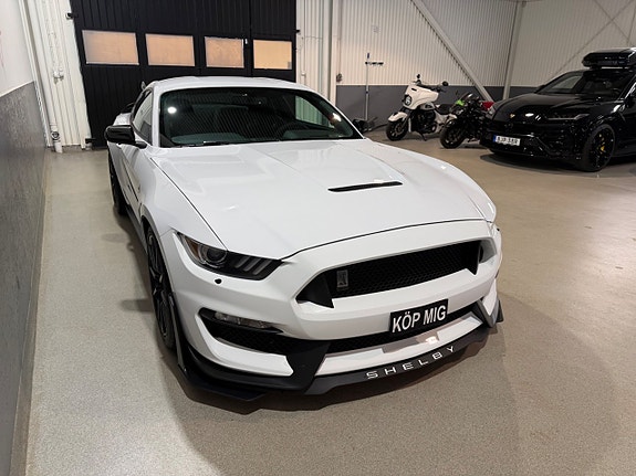 Ford Mustang 3 of 5