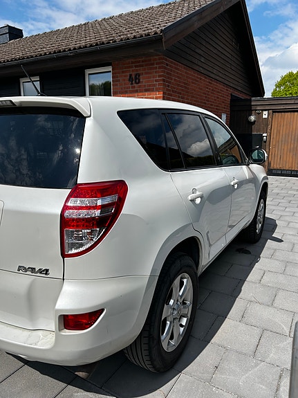 Toyota RAV4 4 of 5