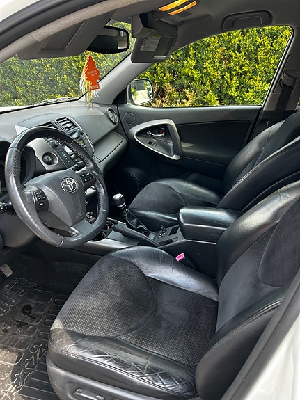 Toyota RAV4 7 of 8