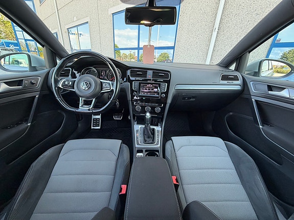 Volkswagen Golf VII 9 of 13