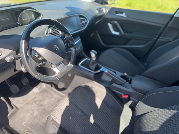 Peugeot 308 SW 7 of 9