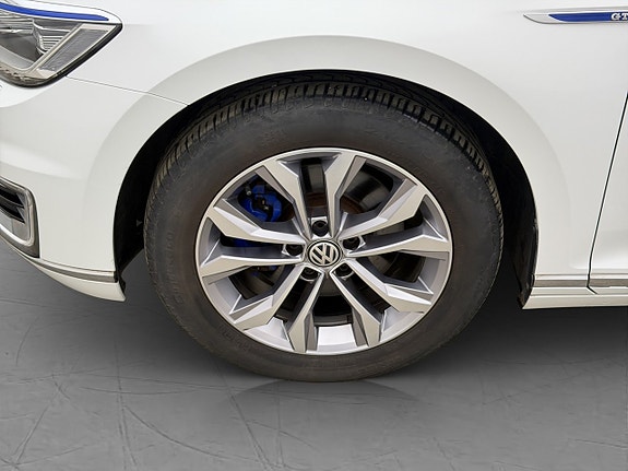 Volkswagen Passat 30 of 30