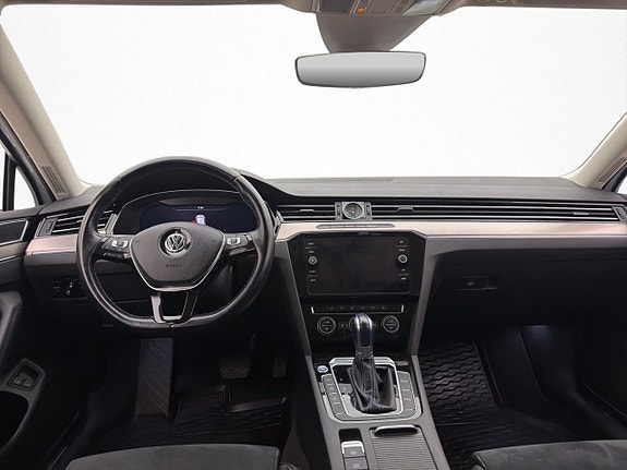 Volkswagen Passat 12 of 30