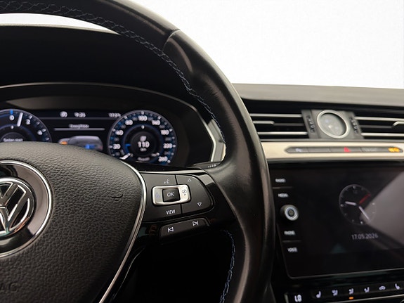Volkswagen Passat 16 of 30