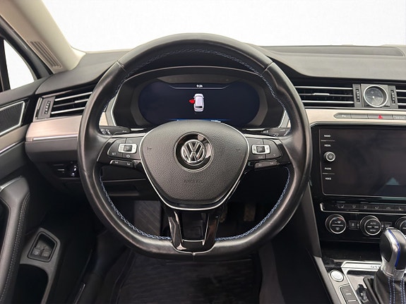 Volkswagen Passat 13 of 30