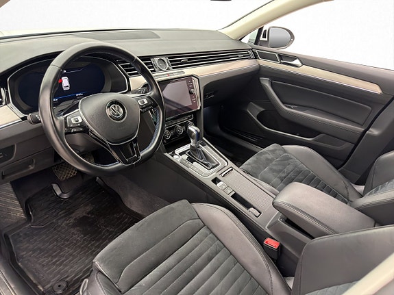 Volkswagen Passat 10 of 30