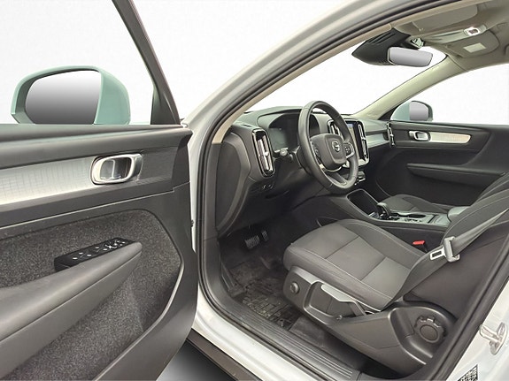Volvo XC40 8 of 30