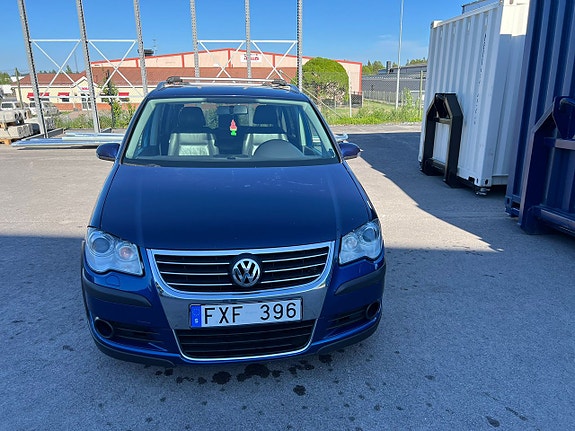 Volkswagen Touran 2 of 5