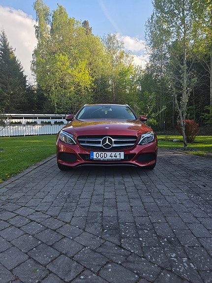 Mercedes-Benz C350 2 of 9