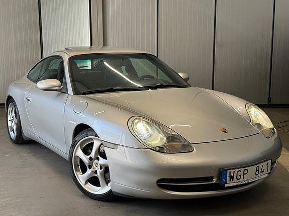 Porsche 911 Carrera 4 of 5
