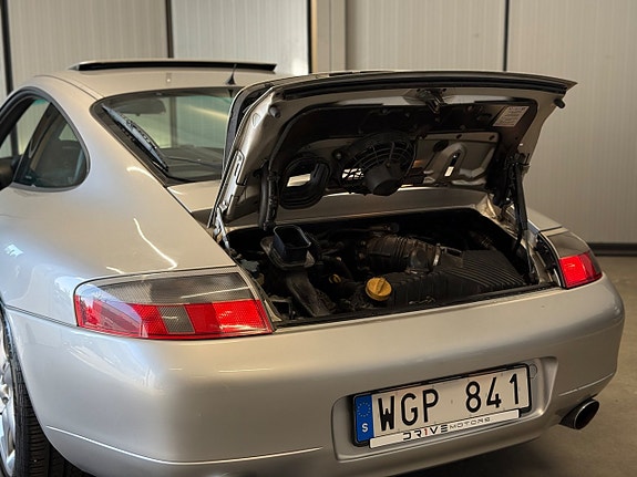 Porsche 911 Carrera 12 of 26