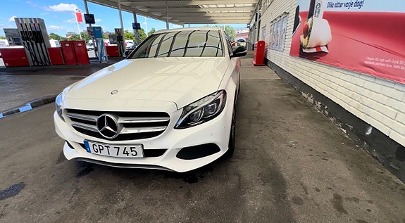 Mercedes-Benz C220 2 of 25