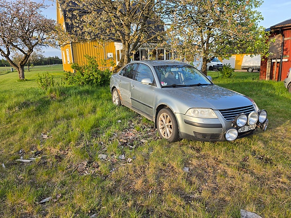 Volkswagen Passat 2 of 5