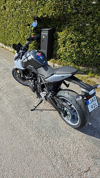 Suzuki GSX-8S 2 of 4