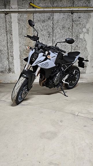 Suzuki GSX-8S 3 of 4