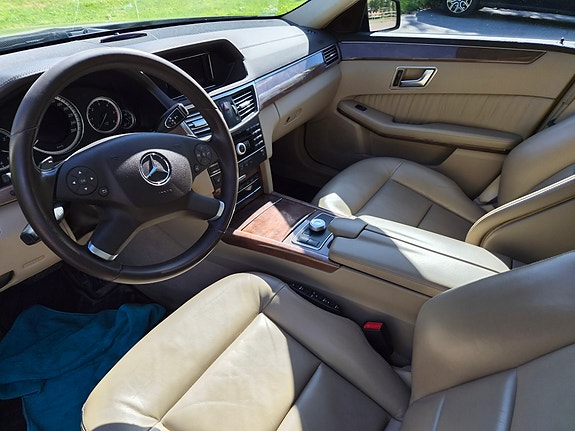 Mercedes-Benz E220 4 of 5