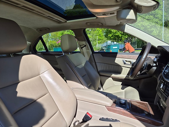 Mercedes-Benz E220 5 of 5