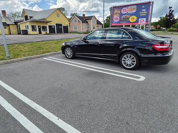 Mercedes-Benz E220 2 of 5