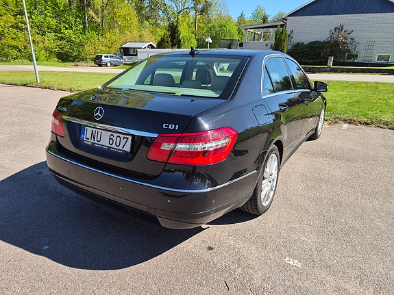 Mercedes-Benz E220 3 of 5