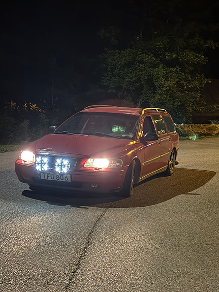 Volvo V70 2 of 8