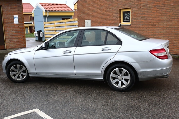 Mercedes-Benz C200 3 of 7
