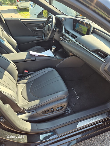 Lexus ES300h 5 of 5