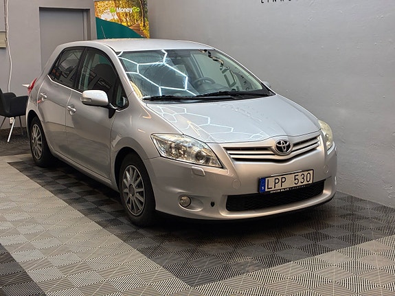 Toyota Auris 2 of 5