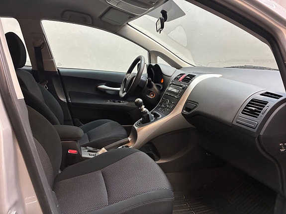 Toyota Auris 4 of 5