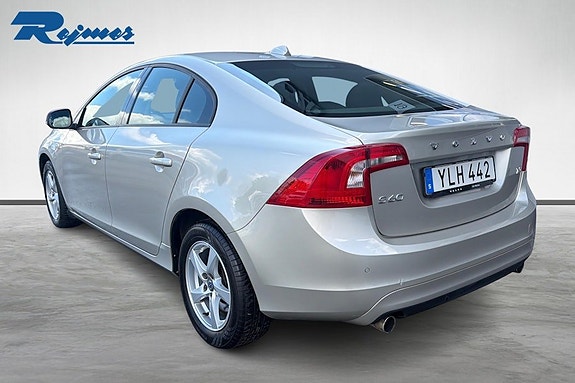 Volvo S60 2 of 5