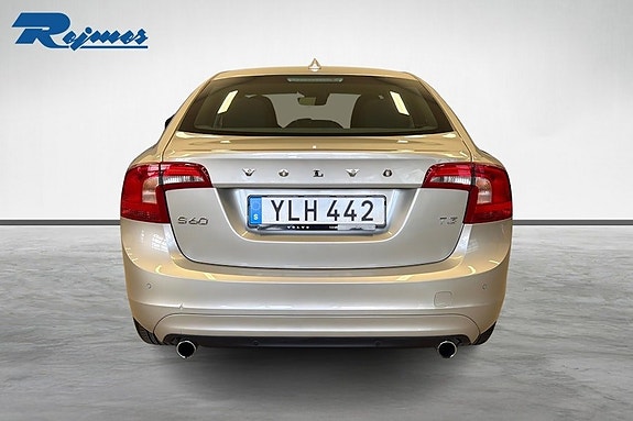 Volvo S60 4 of 5