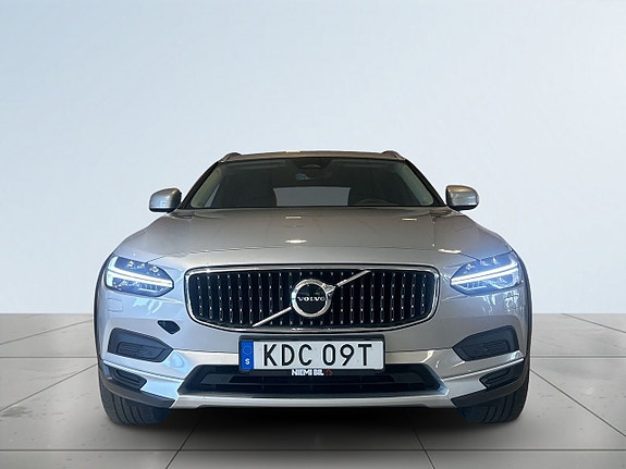 Volvo V90 Cross Country 2 of 5