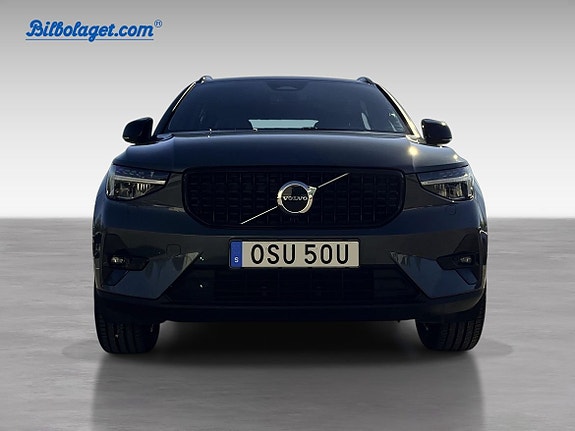 Volvo XC40 2 of 5