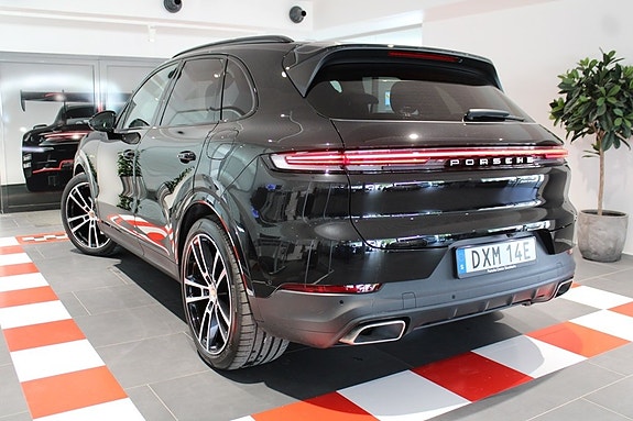 Porsche Cayenne 2 of 5