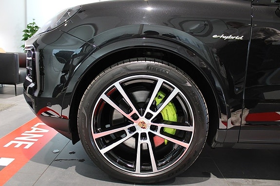 Porsche Cayenne 10 of 27