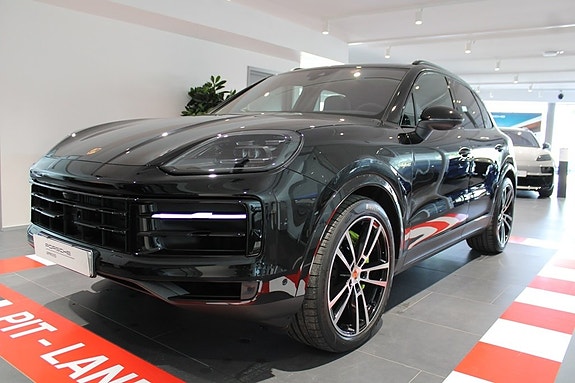 Porsche Cayenne 4 of 5