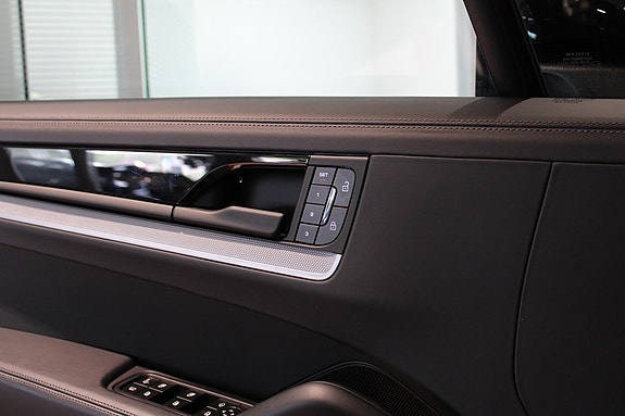 Porsche Cayenne 15 of 27