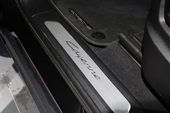 Porsche Cayenne 13 of 27