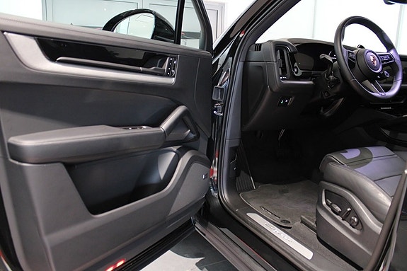 Porsche Cayenne 12 of 27
