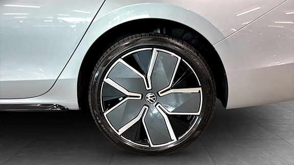 Volkswagen Passat 6 of 12