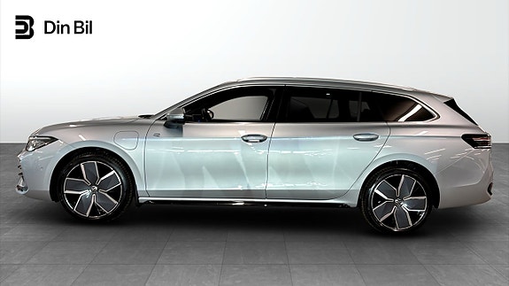 Volkswagen Passat 2 of 12