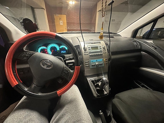 Toyota Corolla Verso 3 of 5