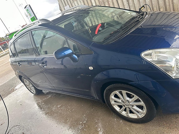 Toyota Corolla Verso 2 of 5