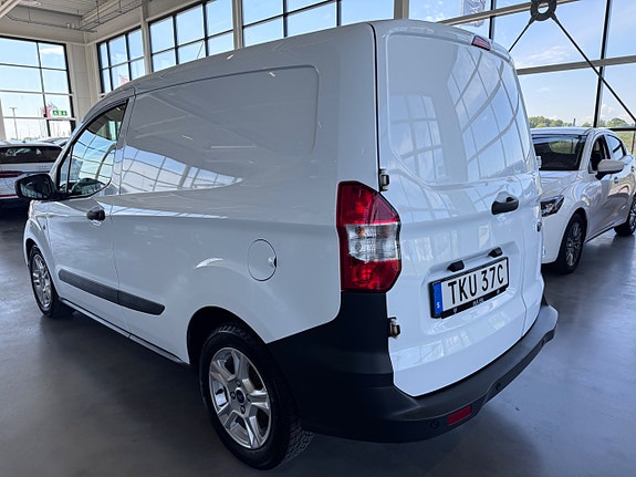Ford Transit Courier 3 of 5