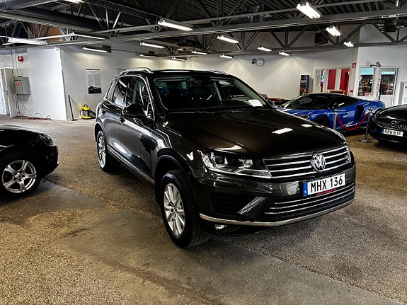 Volkswagen Touareg 2 of 5