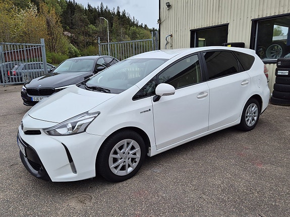 Toyota Prius+ 2 of 5