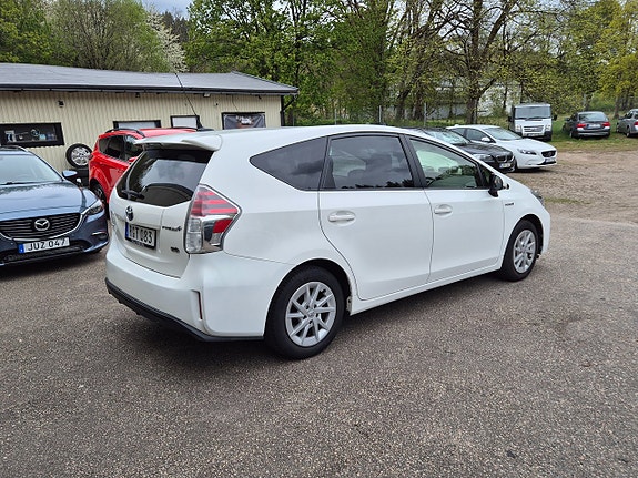 Toyota Prius+ 3 of 5