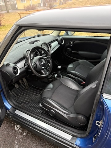 MINI Cooper 4 of 5