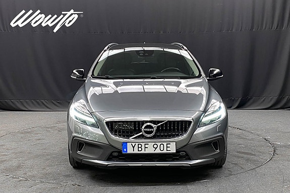 Volvo V40 Cross Country 2 of 5